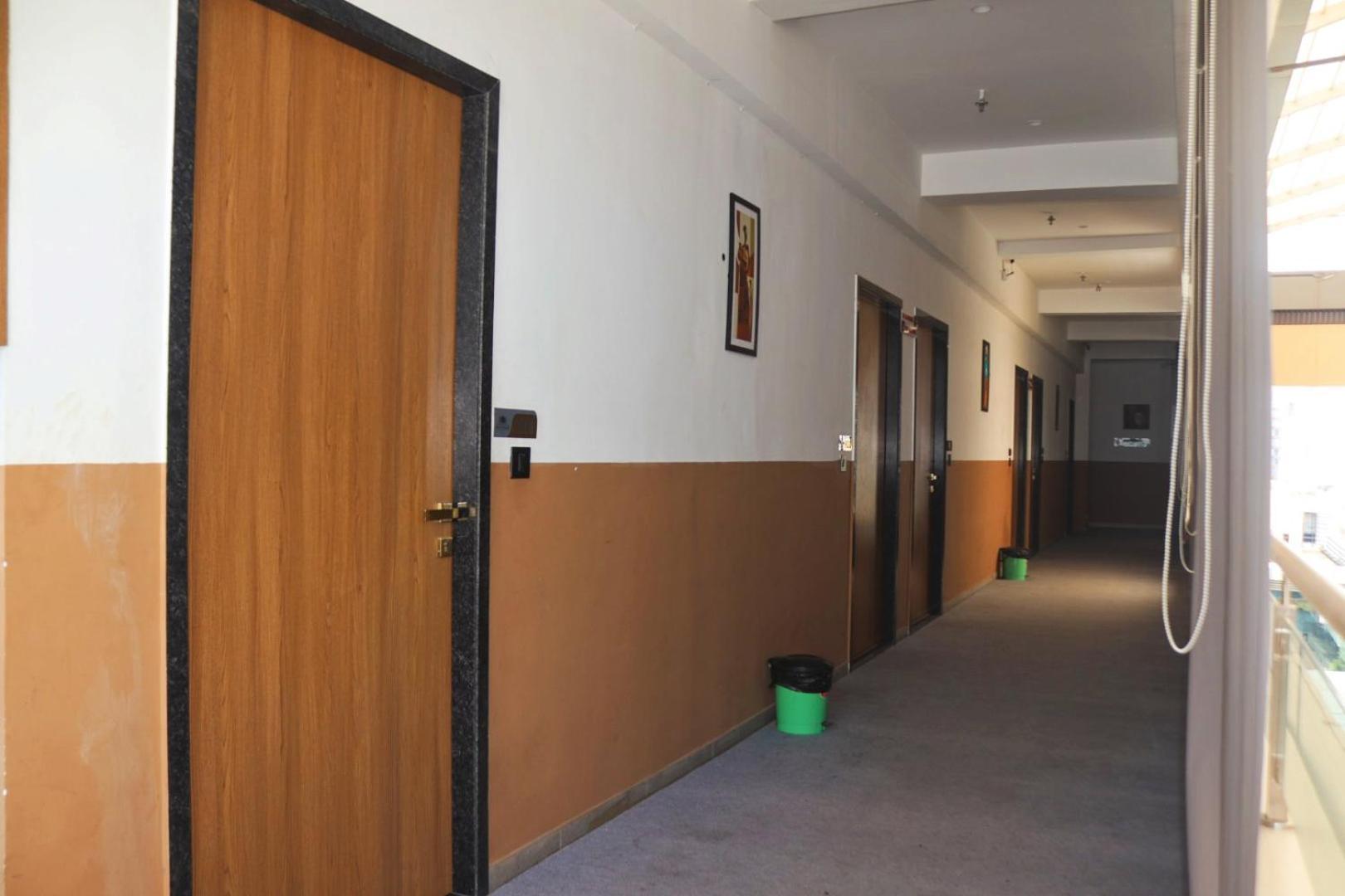 Hotel Gold Palace Inn Surate Exterior foto